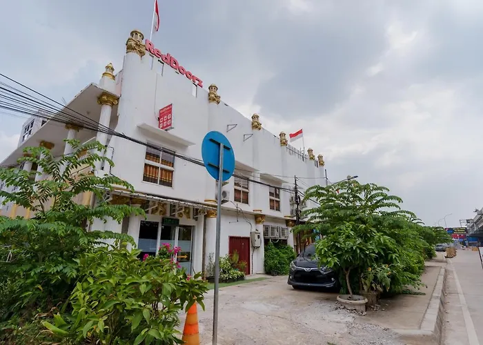 Reddoorz Syariah Near Universitas Borobudur Jakarta