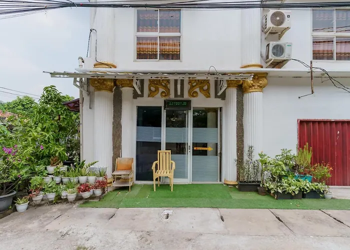 Reddoorz Syariah Near Universitas Borobudur Jakarta